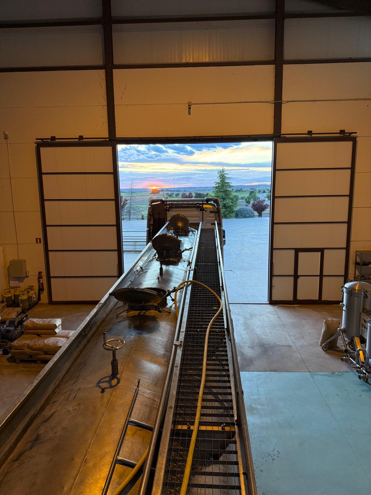 Cisterna alimentaria de Cisfesa cargando en la bodega al atardecer