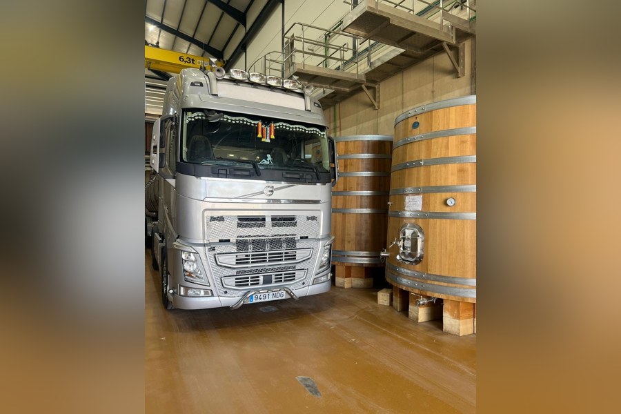 Camión cisterna de Cisfesa cargando en una bodega